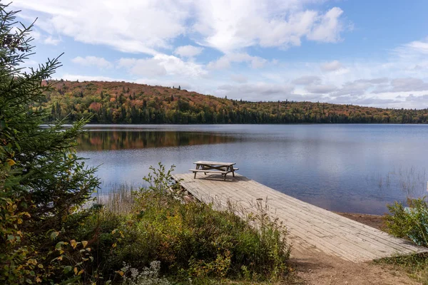 Mont Tremblant Ulusal Parkı Ndaki Göldeki Ahşap Iskelede Dinlenme Yeri — Stok fotoğraf