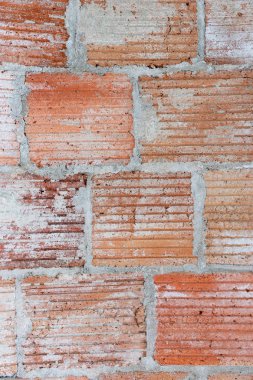 Yeni yapılmış bir evin yeni kırmızı tuğla duvarına yakın çekim