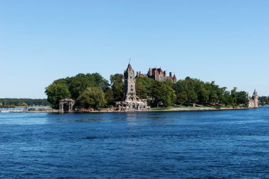 St. Lawrence Nehri 'ndeki Heart Island' da New York eyaletinin 1000 ada bölgesindeki tarihi Boldt Şatosu