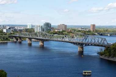 Ottawa 'daki Ottawa nehrinin üzerindeki Alexandra köprüsünün manzarası. Ontario. Kanada