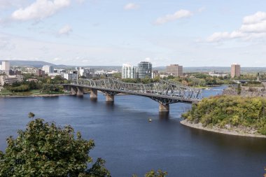 Ottawa 'daki Ottawa nehrinin üzerindeki Alexandra köprüsünün manzarası. Ontario. Kanada