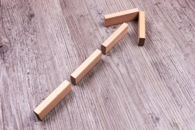 Eski ahşap arka planda yön tahtadan ok şekli