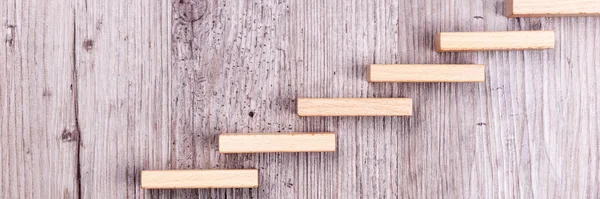 Holztreppen Symbolisieren Wachstum Karriereentwicklung Schritt Für Schritt — Stockfoto