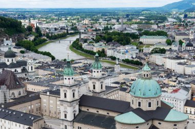 Salzburg şehir merkezinin çatıları. Salzburg 'un şehir manzarası. Salzburg mimari manzarası. Avusturya