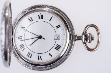 Elleri ve Roma numaraları olan antika analog cep saati. Klasik cep saati.