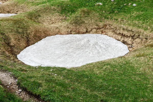 Alpine Frühlingsstimmung Mit Den Letzten Resten Von Winter Und Schnee — Stockfoto