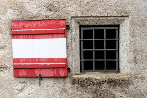 Uzávěr Okně Hradní Zdi Červené Bílé Barvě Jako Rakouská Vlajka — Stock fotografie
