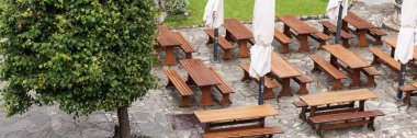 Yazın açık hava restoranında boş sandalyeler ve masalar.