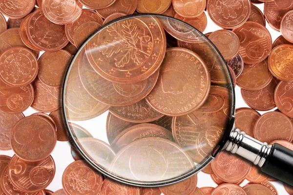 Одна Дві Ять Монет Євроцента Під Збільшувальним Склом Кінець Малих — стокове фото