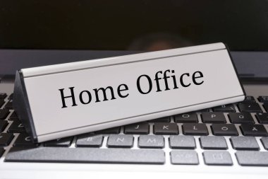 İşaretli dizüstü bilgisayarda ofis harfleri