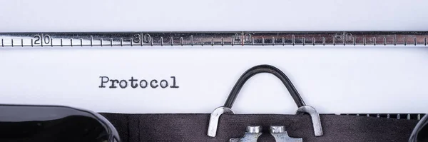 Het Woord Protocol Geschreven Een Oude Typemachine Panoramisch Beeld — Stockfoto