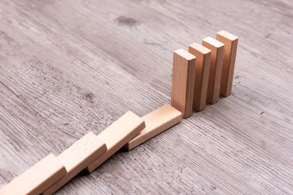 Dominoeffekt Holzspielzeugklötze Auf Dem Boden — Stockfoto