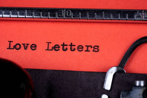 Letras Amor Texto Escrito Papel Vermelho Uma Velha Máquina Escrever — Fotografia de Stock