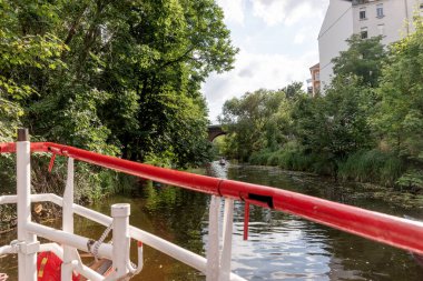 Leipzig 'deki Karl Heine Kanalı' nda tekne ile. Saksonya. Almanya. Burası su sporları için harika bir yer.