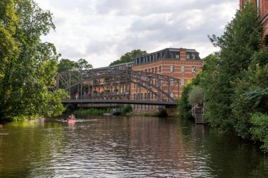 Leipzig 'deki Koenneritz Köprüsü Weisse Elster nehrinden çekilmiş. Saksonya. Almanya