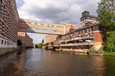 Weisse Elster nehrinden Leipzig 'deki yenilenmiş evlerin görüntüsü. Saksonya. Almanya