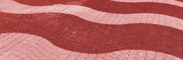 通りに波光と暗い赤石畳の舗装 パノラマ画像 — ストック写真