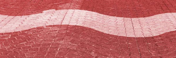 通りに波光と暗い赤石畳の舗装 パノラマ画像 — ストック写真