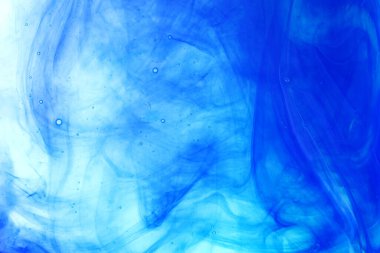 Gök mavisi suluboya. Suda mavinin farklı tonları