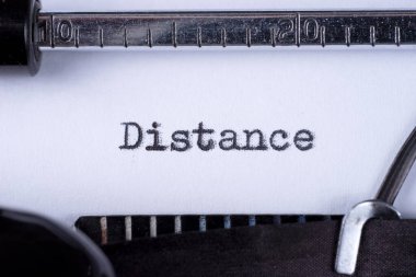 Klasik daktiloda beyaz sayfa üzerindeki uzaklık