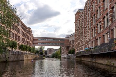 Leipzig. Saksonya. Almanya. Weisse Elster nehrinin yenilenmiş evleri