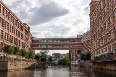 Leipzig. Saksonya. Almanya. Weisse Elster nehrinin yenilenmiş evleri