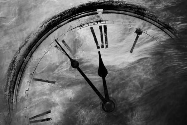 Черно-белые часы с пятью минутами ранее двенадцати