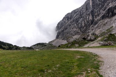 Bavyera Alplerinde çayır ve dağlar. Almanya