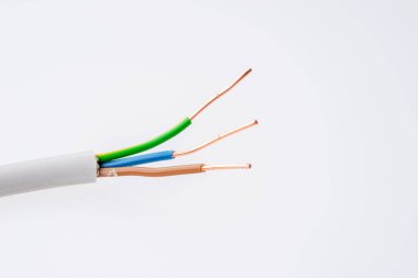 Esnek üç kablolu elektrik kablosu beyaz arka planda izole edildi. Renk yalıtımında bakır kablo