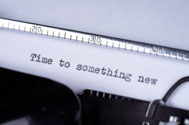 Eski bir daktiloyla yazılmış yeni bir şeyin zamanı geldi.