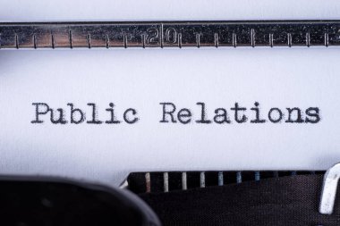 Halkla İlişkiler eski siyah bir daktiloda basıldı