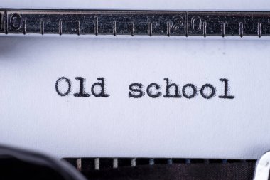 Klasik daktiloyla yazılmış eski usul.