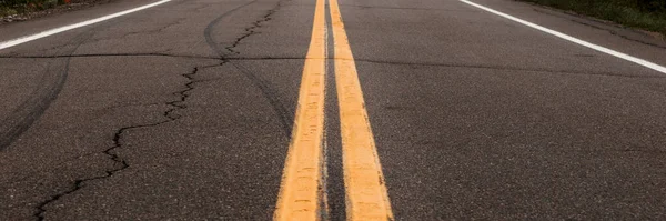 Асфальтовий Фон Двома Жовтими Дорожніми Лініями Дорожні Знаки Асфальті — стокове фото