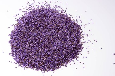 Mor mineral gübresi yığını beyaza izole edilmiş.