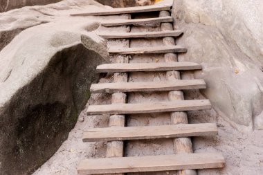 Kum taşı kayalarının arasındaki tahta merdiven. Adrspach rock şehri, Çek Cumhuriyeti, Avrupa
