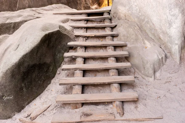 砂岩の間の木製のはしご アドルスパッチロック市 チェコ共和国 ヨーロッパ — ストック写真