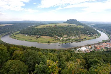 Koenigstein Kalesi 'nden Saksonya İsviçre' deki Elbe Nehri 'nin kıvrımına bakın. Almanya
