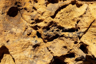 Holey doğal kumtaşı kayalarına yakın çekim. Kum taşı arkaplanı
