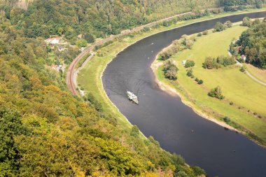 Sakson İsviçre 'de Elbe Nehri' ndeki gemi. Almanya