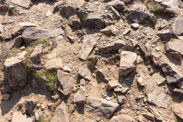 Powierzchnia Pokryta Wielkimi Kamieniami Ziemi Powierzchnia Szlaku Turystycznego Widok Góry — Zdjęcie stockowe