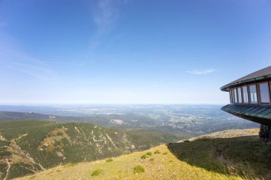 Dev Dağlar 'daki en yüksek dağın manzarası. Çek Cumhuriyeti (Snka) ve Polonya (nieka))
