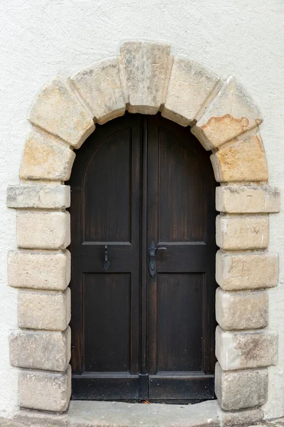 Staré Dřevěné Dveře Rámem Pískovce — Stock fotografie