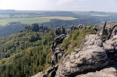 Saxon İsviçre 'deki Schrammstein kayalarının görüntüsü. Saksonya. Almanya