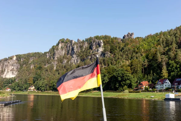 Размахивание Государственным Флагом Германии Гор Саксонской Швейцарии Германия — стоковое фото