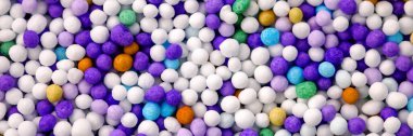Yiyecek dekorasyonu için küçük renkli şeker incileri. Panorama