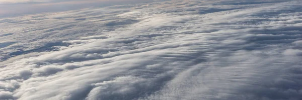 雲の上だ 雲と幻想的なパノラマの背景 — ストック写真