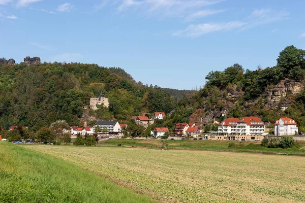 Elbe Nehri Nin Elbe Sandstone Dağlarındaki Manzarası Rathen Tatil Köyü — Stok fotoğraf