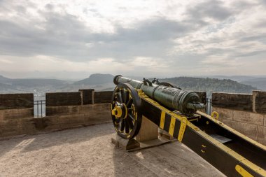 Orta Çağ Knigstein Kalesi 'nin savunma duvarlarında top var. Sakson İsviçre' deki Elbe Nehri 'nin üzerindeki kayalık bir tepede. Almanya