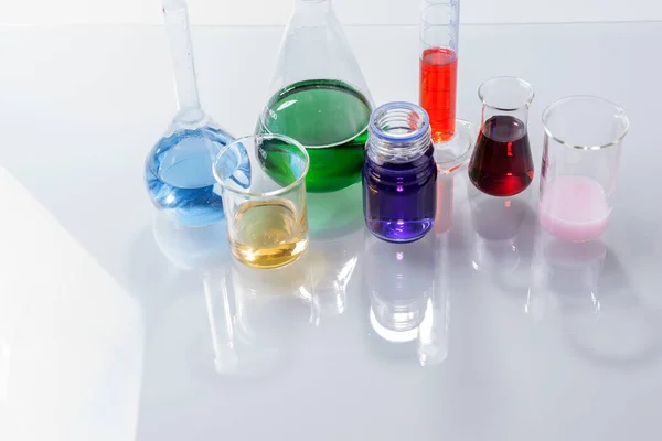 Apparecchio Laboratorio Vetro Con Acqua Colorata Sul Tavolo Vetro — Foto Stock