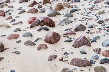 Parlak kumsalda taşlar